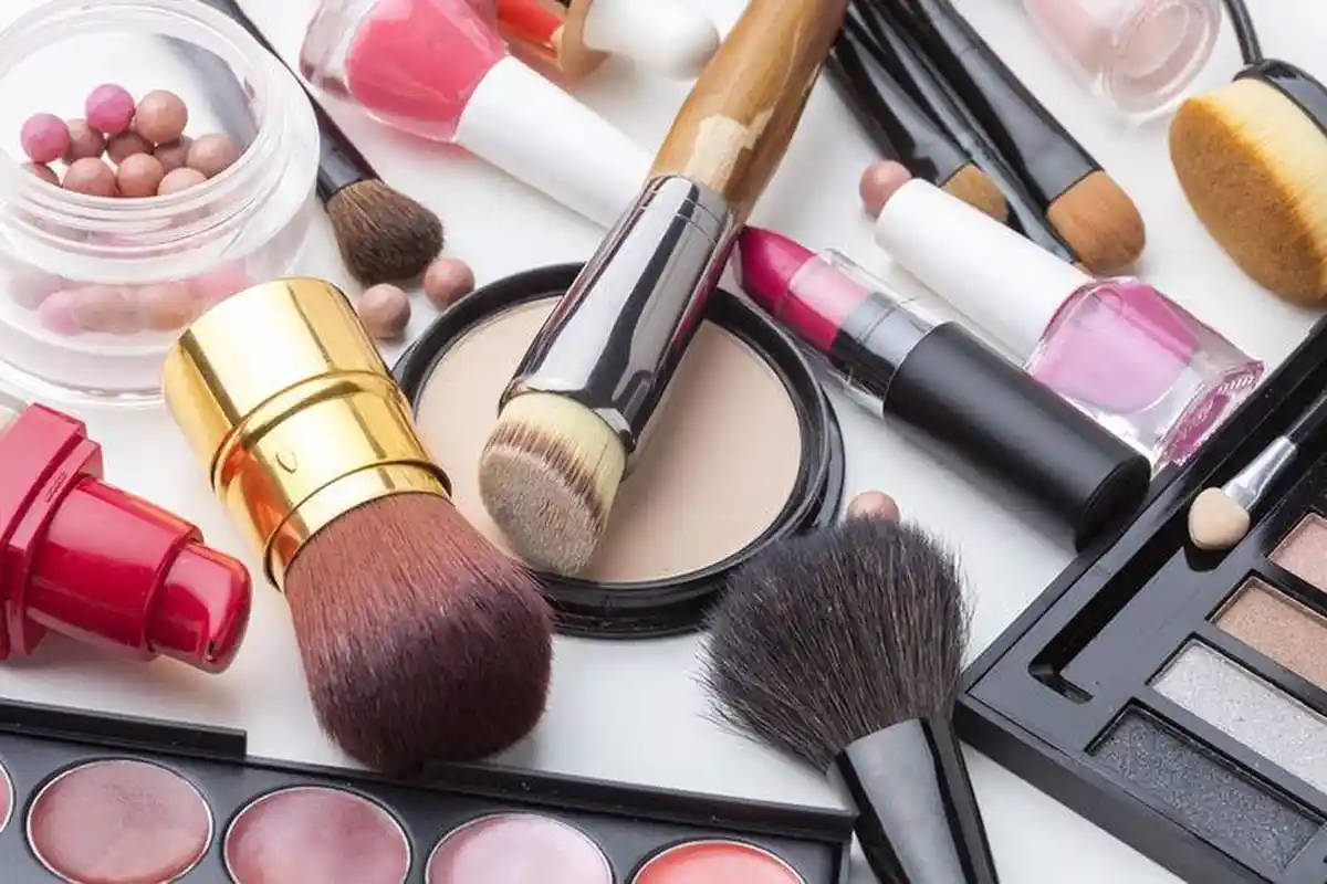 Daftar 8 Jenis Make Up Wajib Dibeli untuk Lebaran 2024 di Blibli Online Mall
