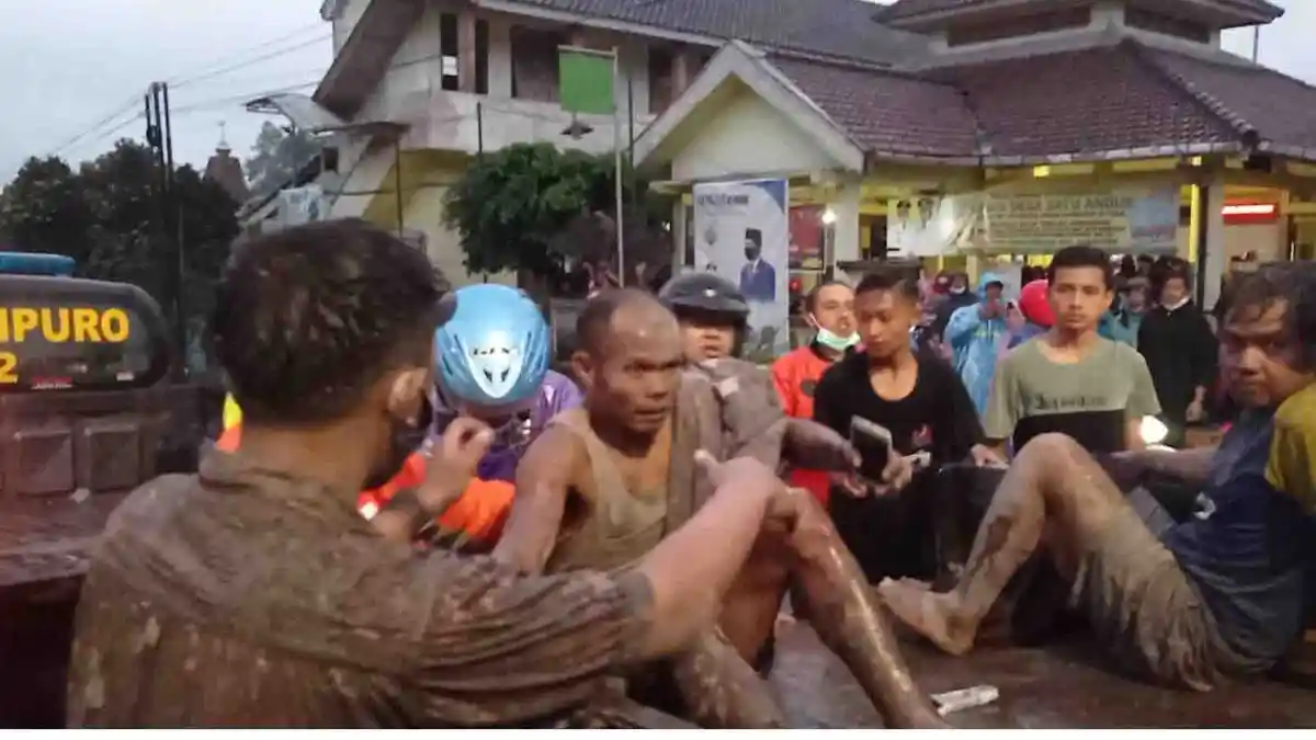 Satu Tewas, 10 Orang Terluka, Gunung Semeru Meletus, Warga Mengungsi