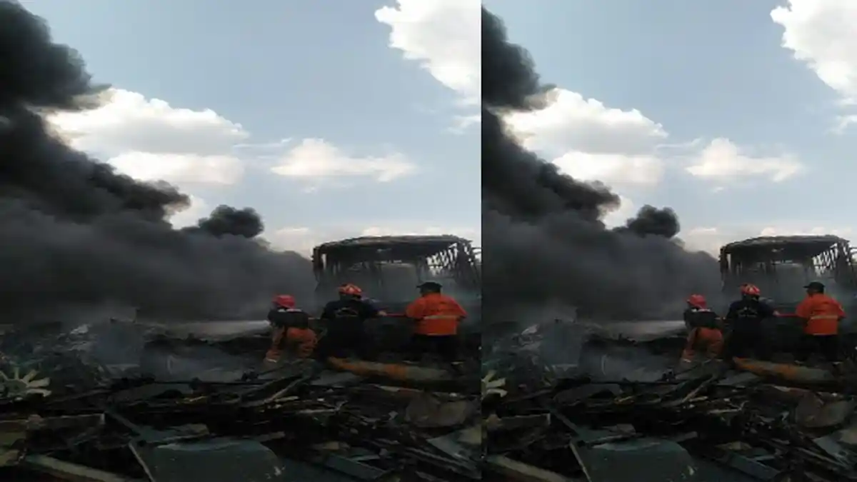 BREAKING NEWS - Gudang Bus TransJakarta di Dramaga Bogor Terbakar
