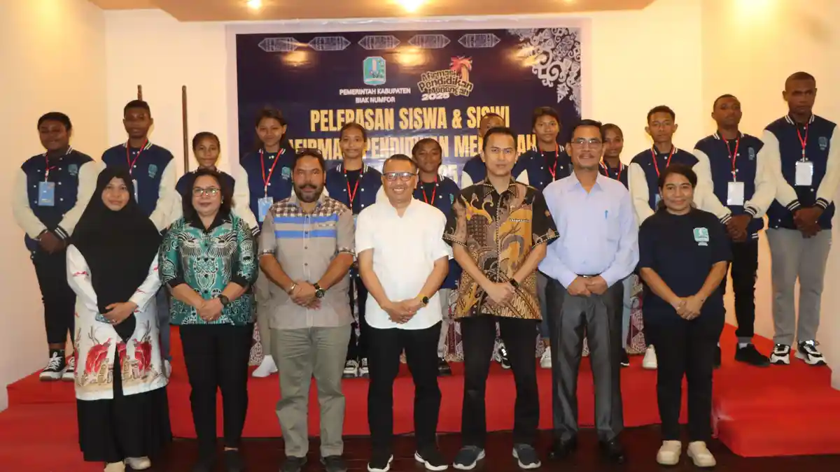 Disdikbud Biak Numfor Lepas 12 Siswa Program ADEM Sekolah Keluar Papua