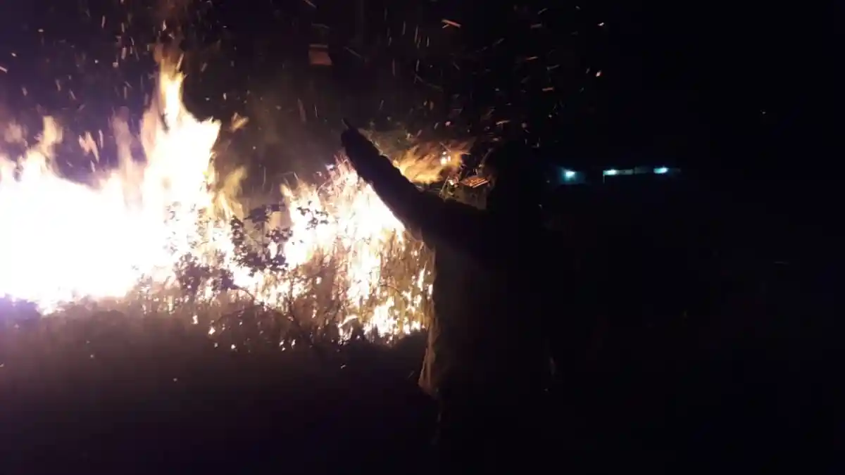 Lahan di Curug Kota Serang Terbakar Sabtu Malam, Asapnya Mengganggu Warga Perumahan di Cipocok
