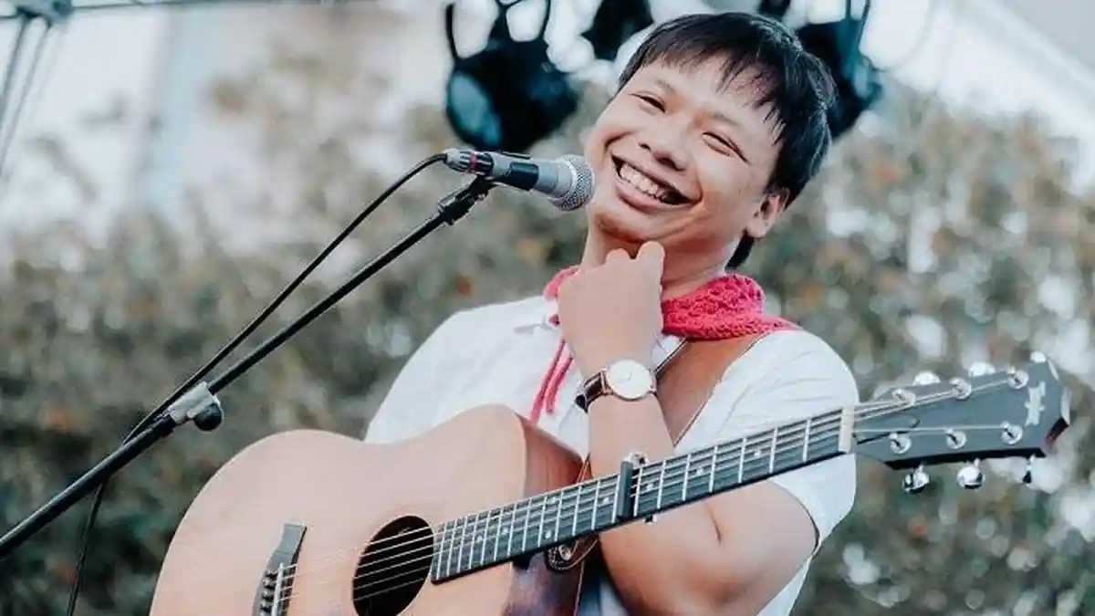 Awan Gitaris More on Mumbles Mulai Beranikan Diri Nyanyi di Panggung