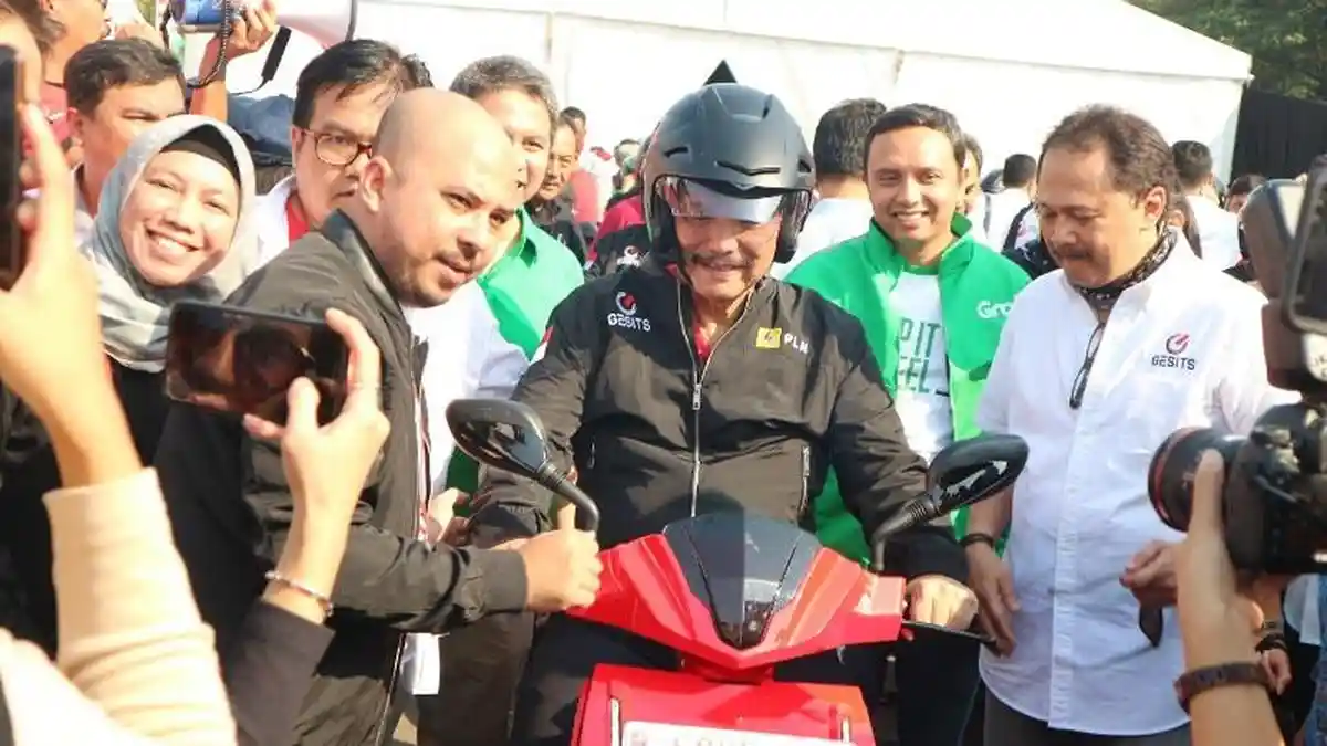 Menko Luhut: Pemerintah Dukung Angkutan Umum Listrik
