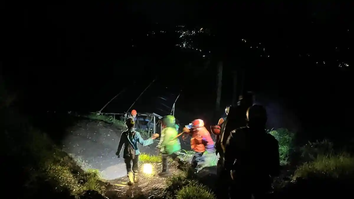 Tim SAR Evakuasi Pendaki Hipotermia di Pos 5 Gunung Slamet