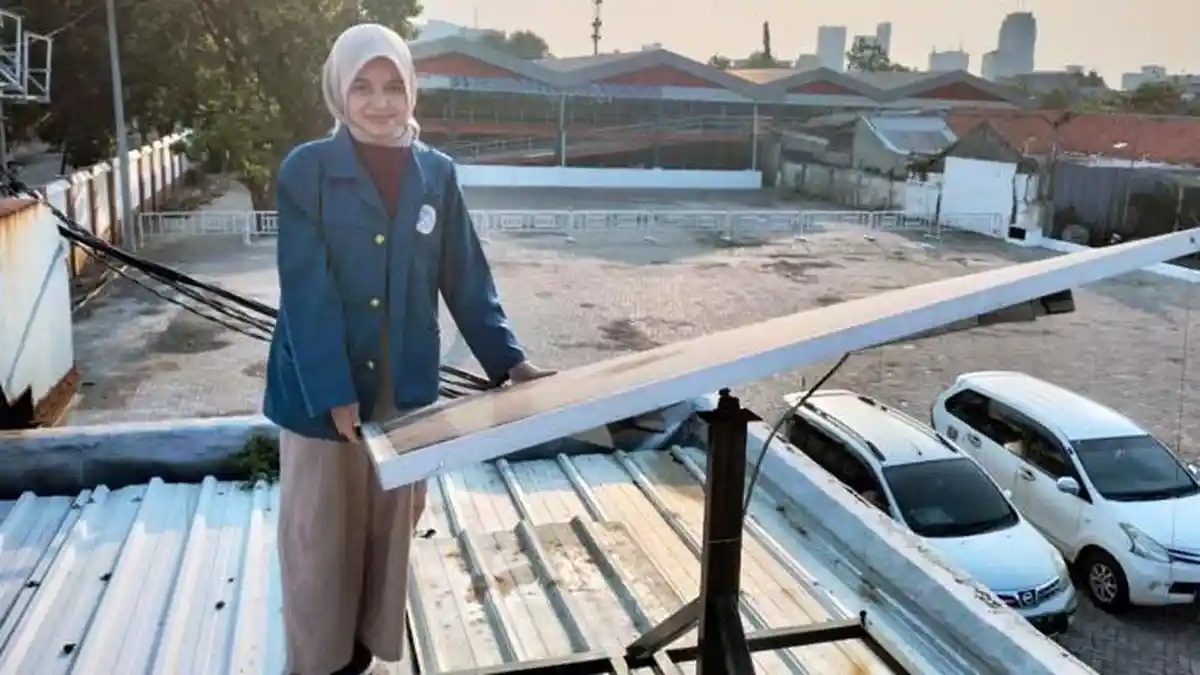 Mimi Azmita Jadi Pemenang PILMAPRES LLDIKTI-VII Berkat Inovasi Sistem Flexibel Axis Pada Panel Surya
