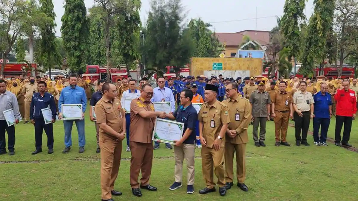 Bantu Padamkan Kebakaran TPSA Bagendung, Tim Fire and Disaster PT KSP Diganjar Penghargaan