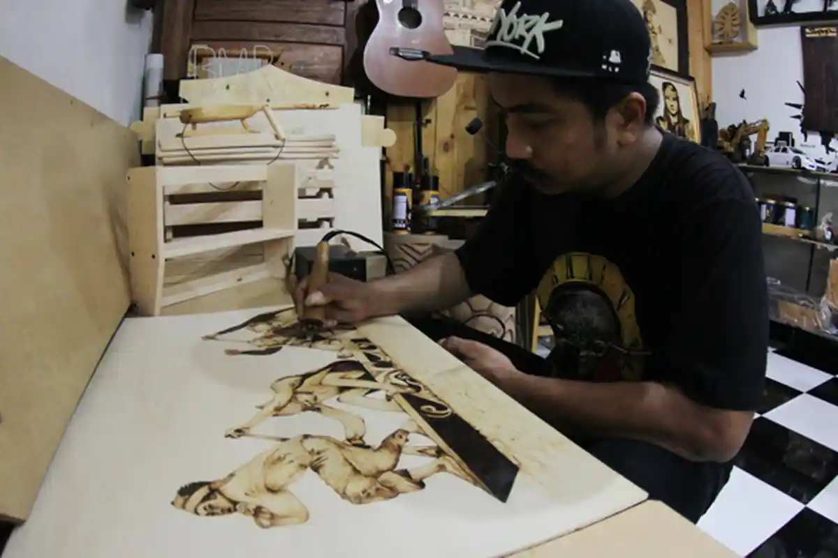 Cerita Seniman Lukis Bakar Pekanbaru, Pernah Kasih Karya ke Ariel Noah Hingga Dibeli Gubri Rp 5 juta