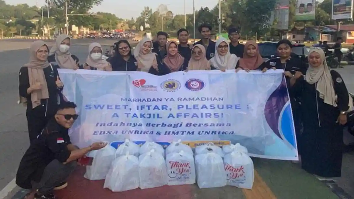 Ramadan di Batam, Mahasiswa Unrika Turun ke Jalan Berbagi Takjil ke Pengendara