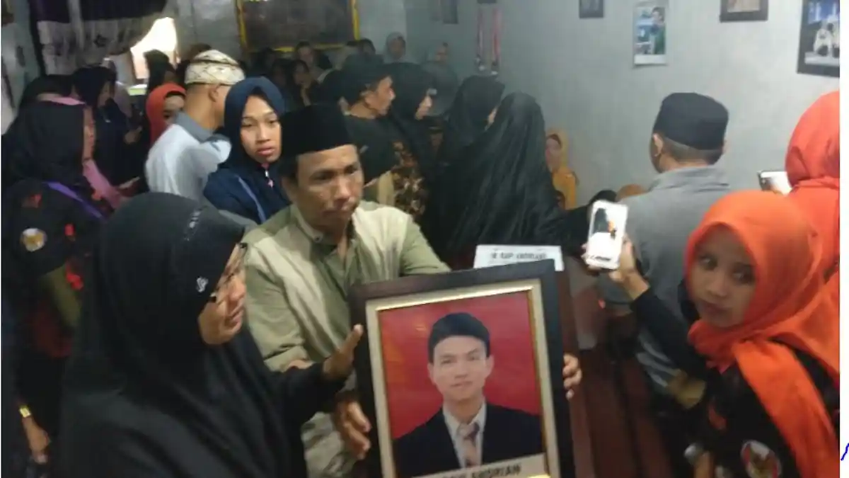 Isak Tangis Ratusan Orang Sambut Kedatangan Jenazah Rapi Andrian Korban Lion Air di Lubuklinggau