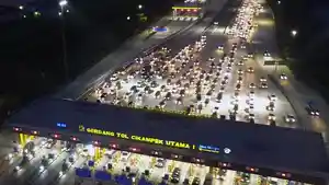 Antrean-kendaraan-mengular-panjang-di-depan-Gerbang-Tol-Cikampek-Utama.jpg