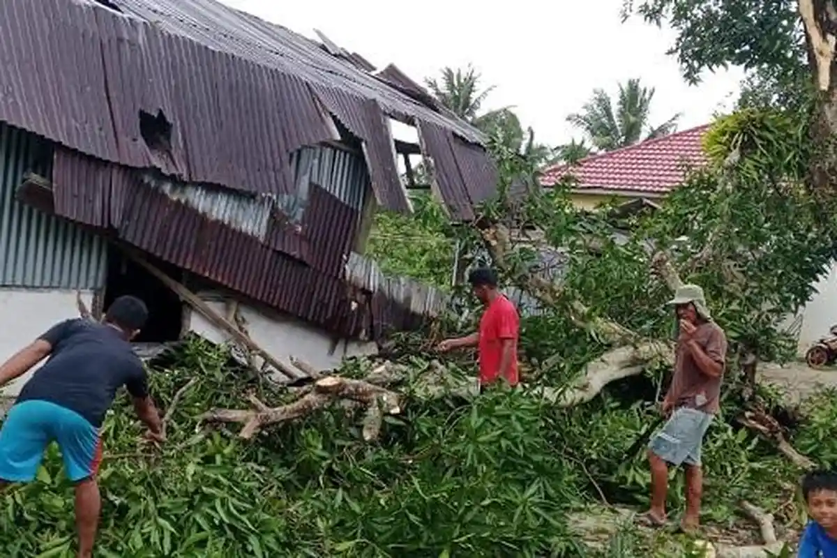Dalam Sepekan, 5 Rumah Warga Terdampak Cuaca Ekstrem di Pangale Mamuju Tengah 