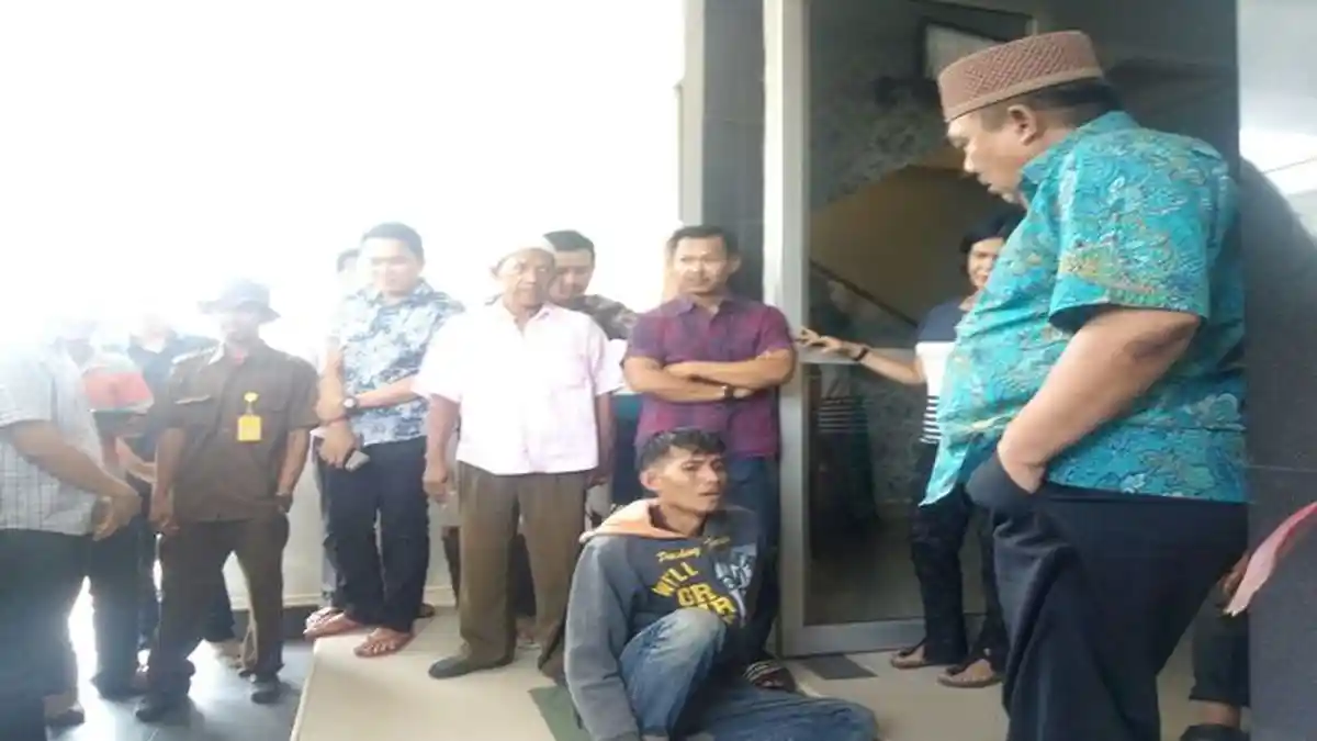Kepergok Curi Sendal Jaksa, Pria di Palembang Ini Malah Diberi Uang Oleh Kajari Palembang