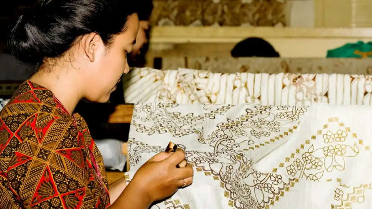 Hari Batik Nasional - Ini 7 Fakta Kain Khas Indonesia yang Mendunia, Nomer 3 Bikin Melongo!