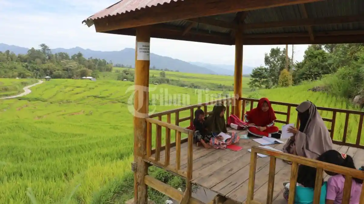 FOTO: Kelompok Luring di Kampoeng Galung Desa Barania Sinjai - sejumlah-murid.jpg