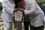 Foke dan Habibie Ziarah ke Makam Ibu Ainun
