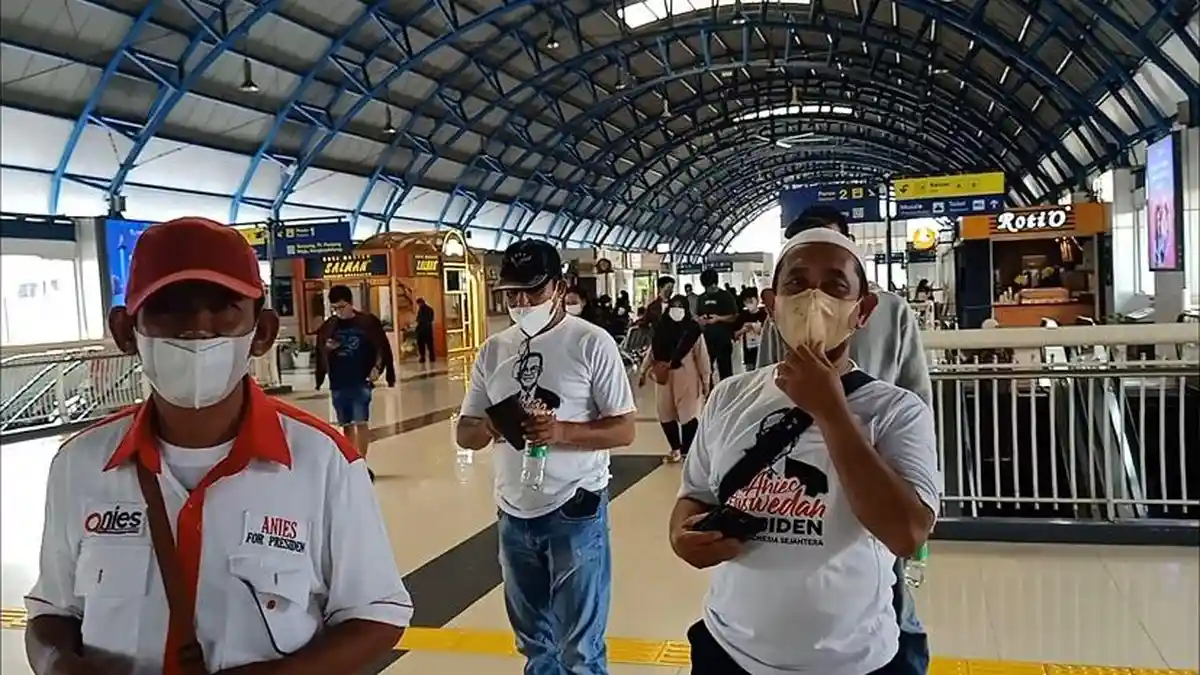 Rombongan Relawan Anies Baswedan Berdatangan di Stasiun Palmerah Jakarta