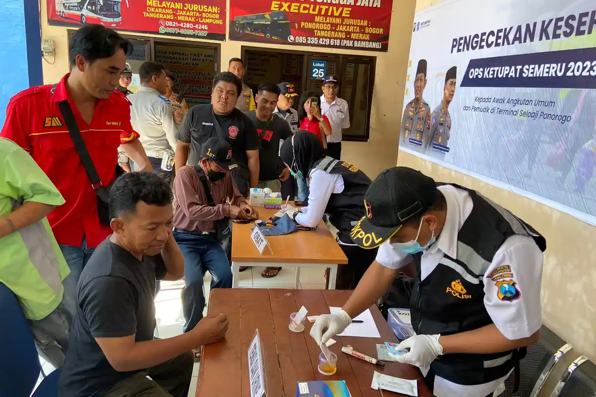Mudik Lebaran 2023, Polres Ponorogo Gelar Tes Urine dan Kesehatan ke Kru Bus di Terminal Seloaji
