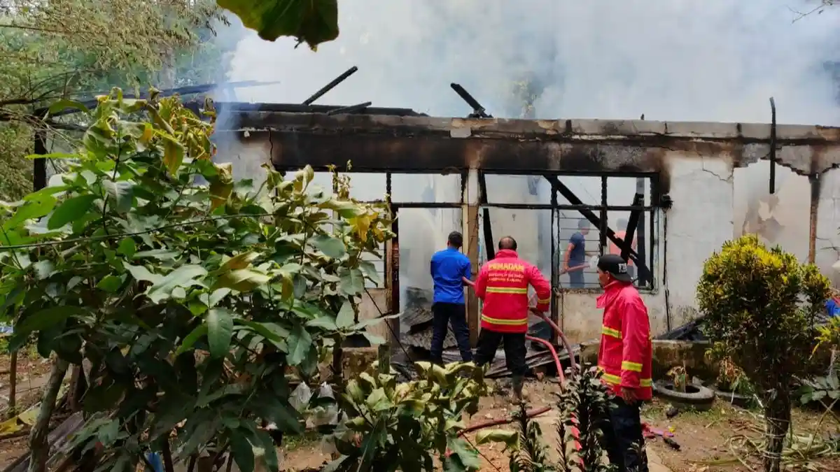 Rumah Dinas Guru di Sijunjung Sumbar Ludes Terbakar, Api Diduga Akibat Korsleting Listrik