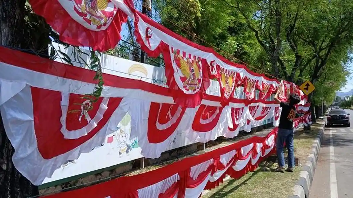 Jelang HUT ke-80 RI, Pedagang Bendera Merah Putih Mulai Menjamur di Banda Aceh, Termasuk One Piece?