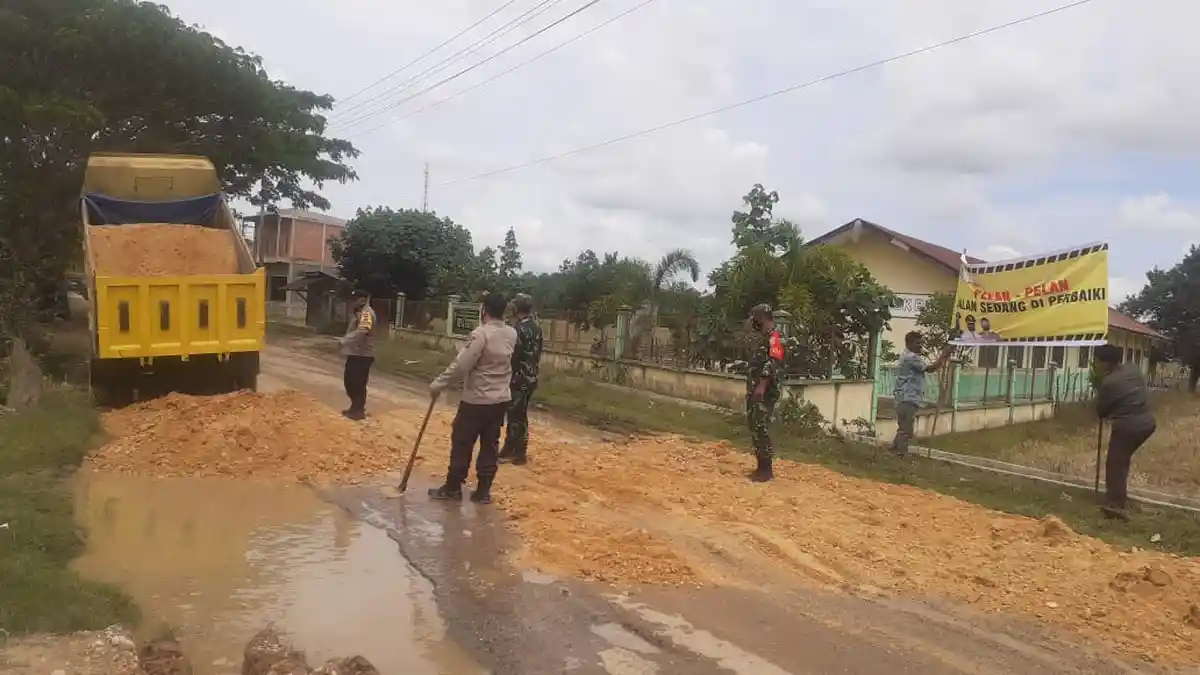 Muspika Ranto Peureulak Timbun Ruas Jalan Provinsi yang Rusak