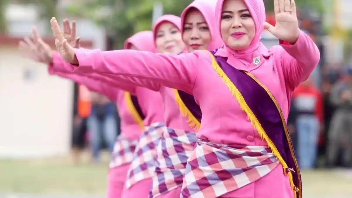 FOTO: Ada Ibu-ibu Menari dan Penjinak Bom di Perayaan HUT Brimob