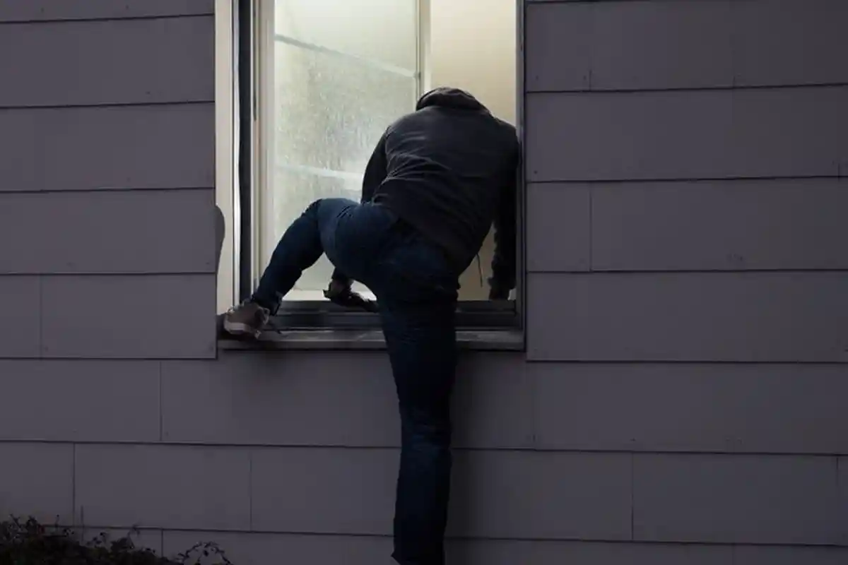 Ingin Mencuri di ATM, Pasutri di Tangsel Ditelanjangi dan Nyaris Dibakar Warga