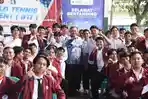 Rektor-UNG-Eduart-Wolok-memberikan-apresiasi-langsung-kepada-mahasiswa-UNG.jpg