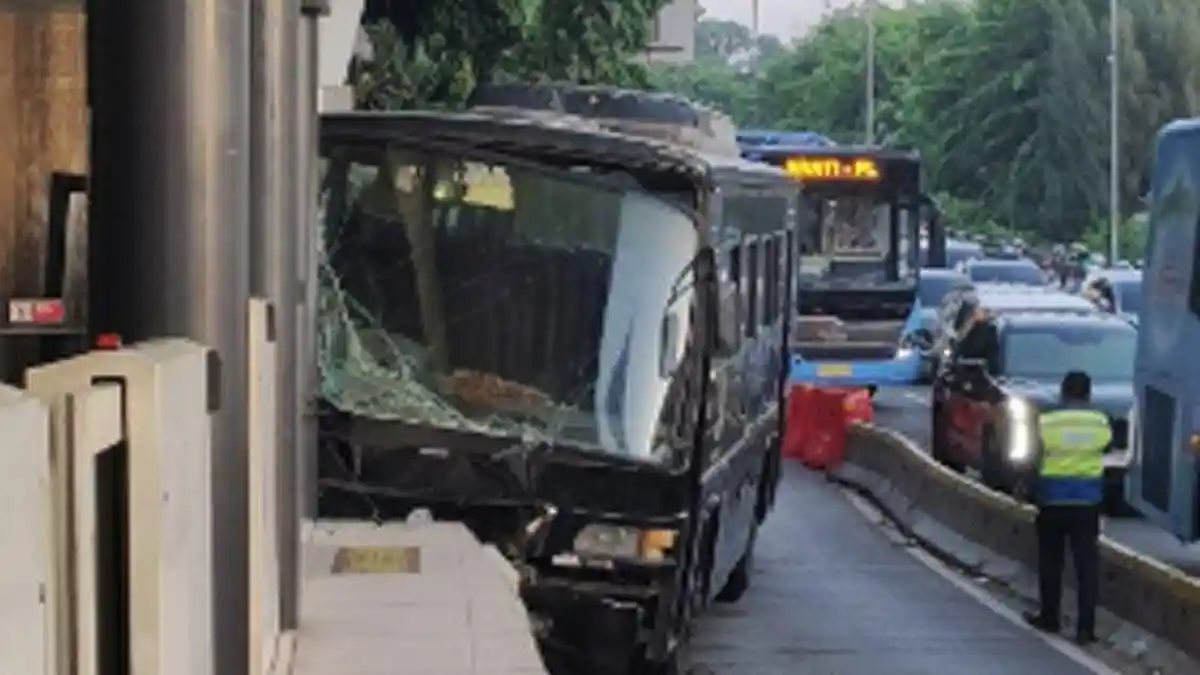 PENYEBAB Bus Paspampres Alami Kecelakaan, Tabrak Halte Bus, Kolonel Herman: Sudah Tak Terkendali