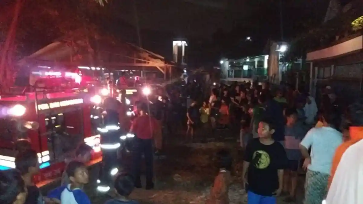Lampu Padam, Sebuah Rumah di Pancoran Mas Depok Terbakar