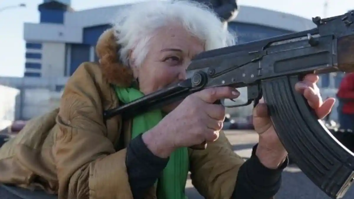 Segenap Rakyat Ukraina Siap Perang , Nenek-nene Pun Dilatih Gunakan Senjata Hadapi Invasi Rusia