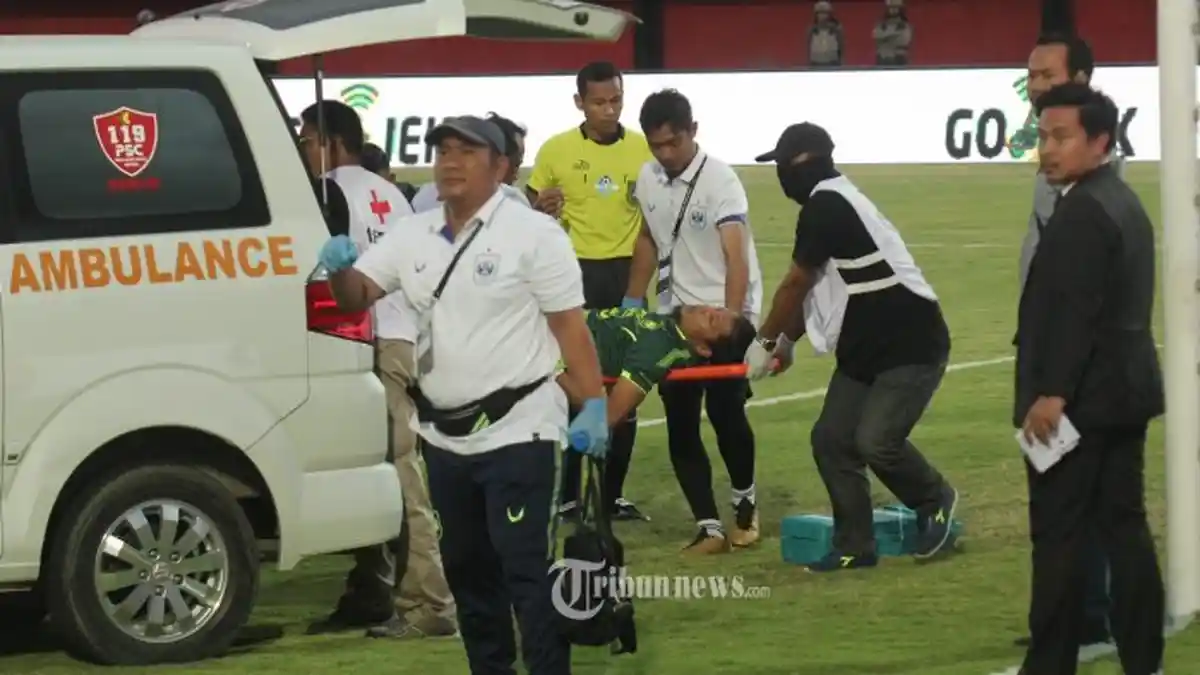 Jatuh Kepala Lebih Dulu, Kiper PSIS Semarang Dilarikan ke Rumah Sakit, Begini Kondisinya Sekarang