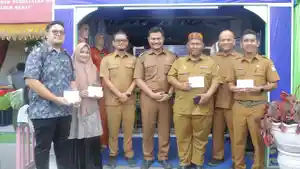 Diskominsa-serahkan-hadiah-juara-lomba-fotografi.jpg