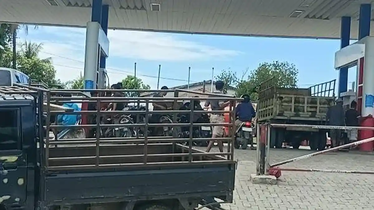 Antrean Kendaraan Padati SPBU Radamata Sumba Barat Daya