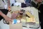 Petugas Sita Rokok dan Jamu dari JCH Kloter 8 Asal Bangkalan