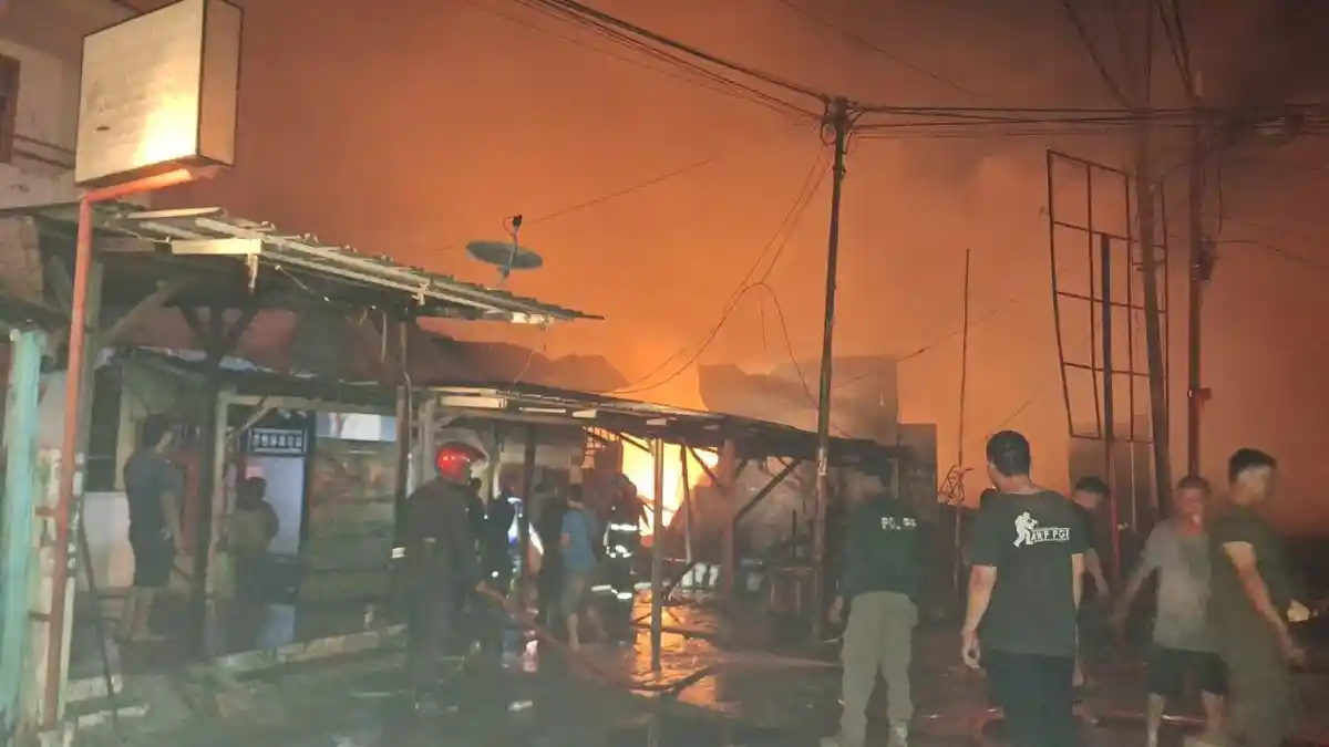12 Kendaraan Terbakar di Kebakaran Gudang di Kampung Bintang, Kerugian dan Penyebab Belum Diketahui