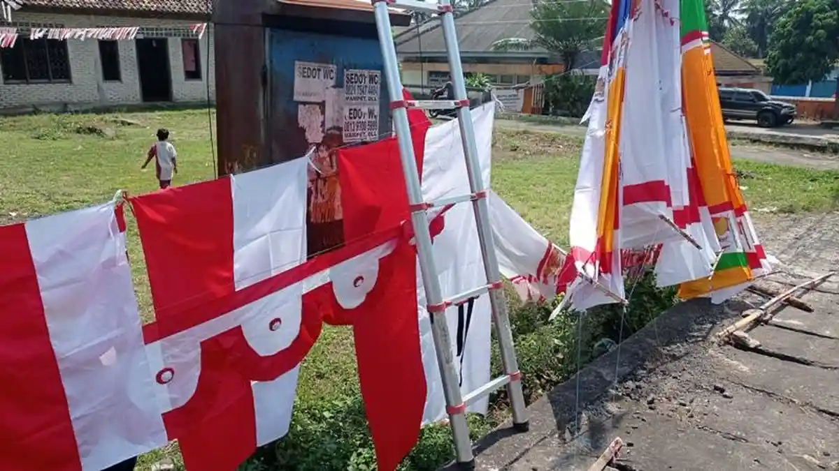 Penjual Bendera Menjamur di Jalan Tanggamus Lampung, Harga Mulai Rp 25 Ribu