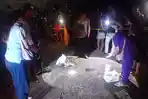Polisi-bersama-tim-medis-saat-melakukan-pemeriksaan-jasad-bayi1.jpg