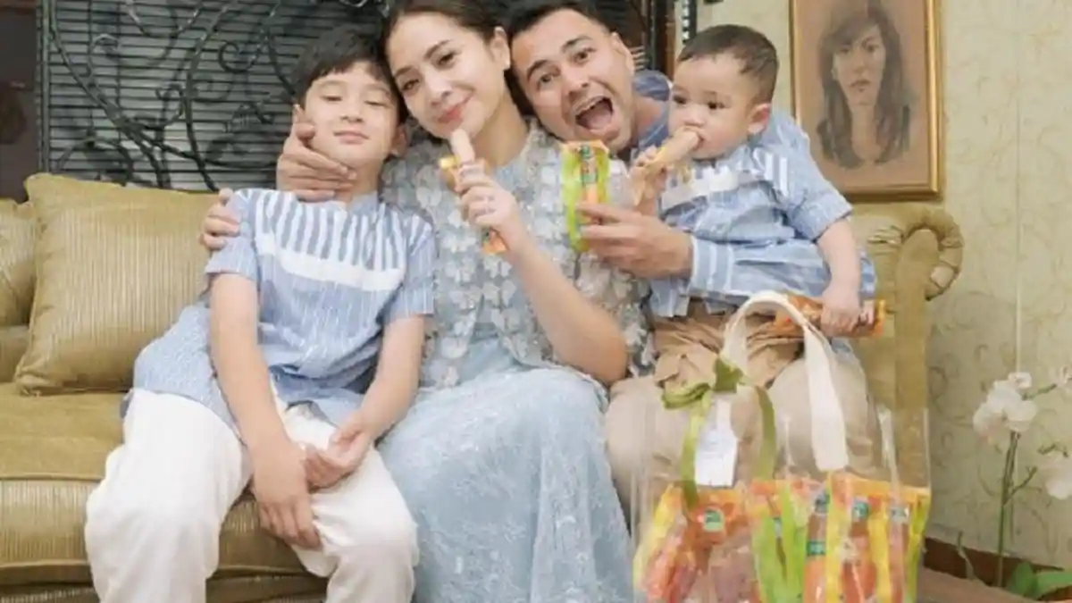 Deretan Artis Bagikan Potret Keluarga di Hari Lebaran, Kompak Berseragam