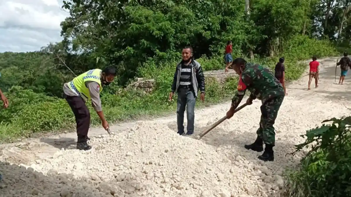 Peduli Warga Binaan, Babinsa Koramil 1604/Batakte Nekamese Perbaiki Jalan Penghubung