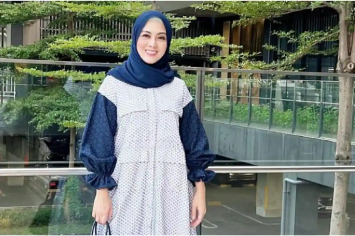 Profil dan Biodata Dhena Devanka, Kini Mantap Berjilbab usai Cerai dengan Jonathan Frizzy