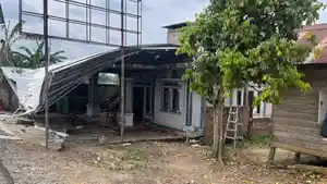 rumah-tauke-sawit-dirusak-massa.jpg