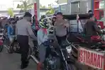Razia di SPBU Pekkabata Polman, Polisi Keluarkan Motor Tangki Modifikasi dari Antrean