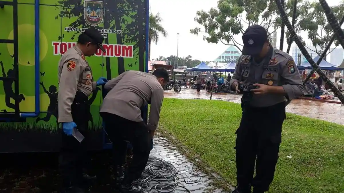 Polisi dari Biddokkes Polda Kepri Tersetrum Listrik Saat Persiapan Malam Tahun Baru