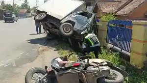 Ngebut-di-Tikungan-Mobil-Box-Tabrak-Pemotor-dan-Pagar-Rumah-di-Muara-Enim-2-Orang-Luka-Berat.jpg
