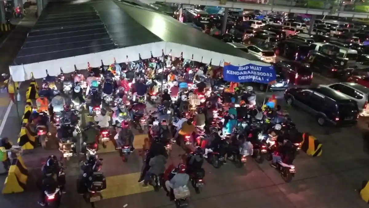 UPDATE Mudik Lebaran, Pelabuhan Merak Ramai Pemudik Didominasi Mobil Pribadi dan Pengendara Motor