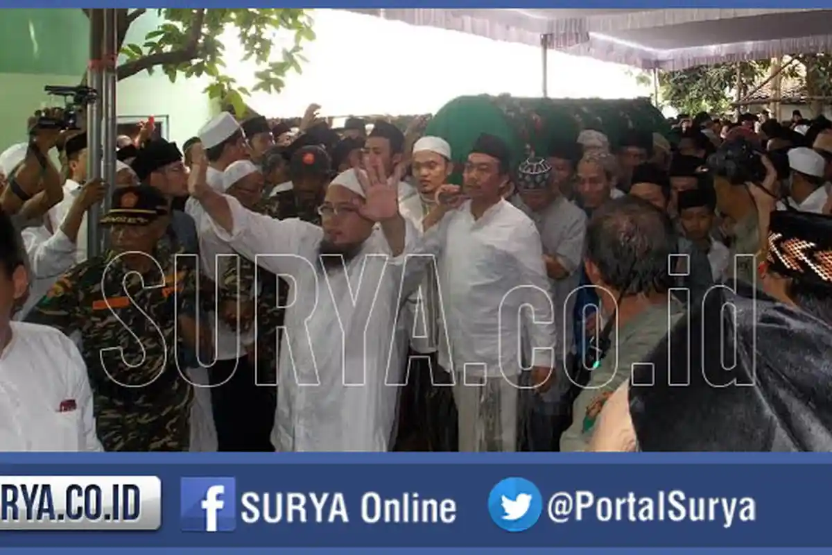 Lantunan Kalimat Toyibah Iringi Pemakaman Ketua Dewan Syura PKB