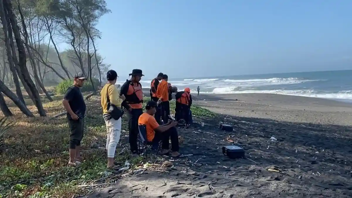 Hari Kedua Pencarian Bocah yang Hilang di Pantai Goa Cemara, Tim SAR Sisir Laut, Darat dan Udara - Tribunjogja.com