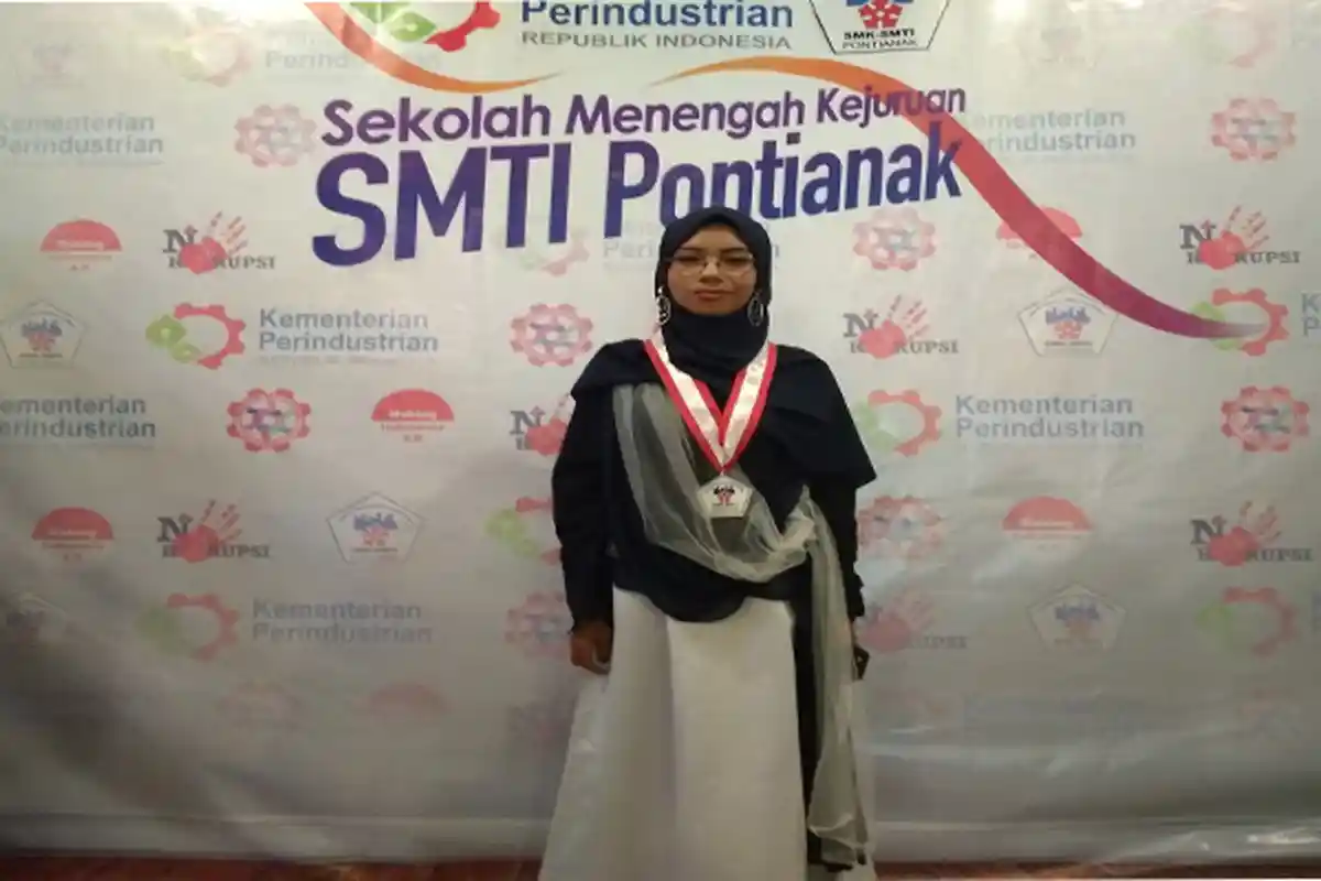 PRESTASI Rasmiyati, Lulusan Terbaik SMK-SMTI Pontianak