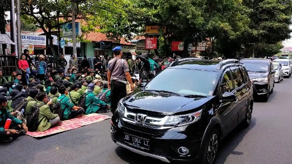 BREAKING NEWS : Massa Mahasiswa #GejayanMemanggil Gelar Long March, Ruas Jalan Kolombo Macet