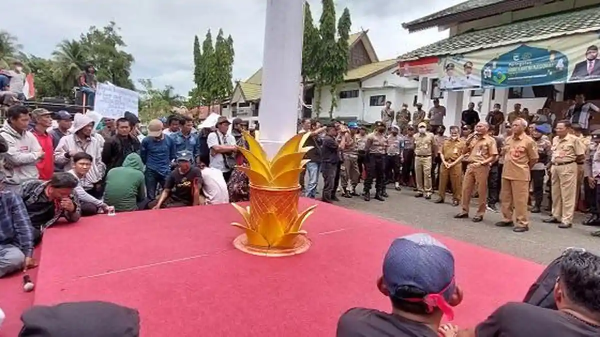 Sekda Tala Datang Menemui, Demonstrans Tebingsiring Pilih Bertahan hingga Ditemui Kepala Daerah